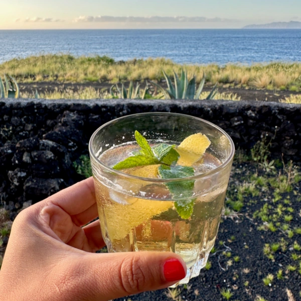 Bebida com vista da ilha do Pico